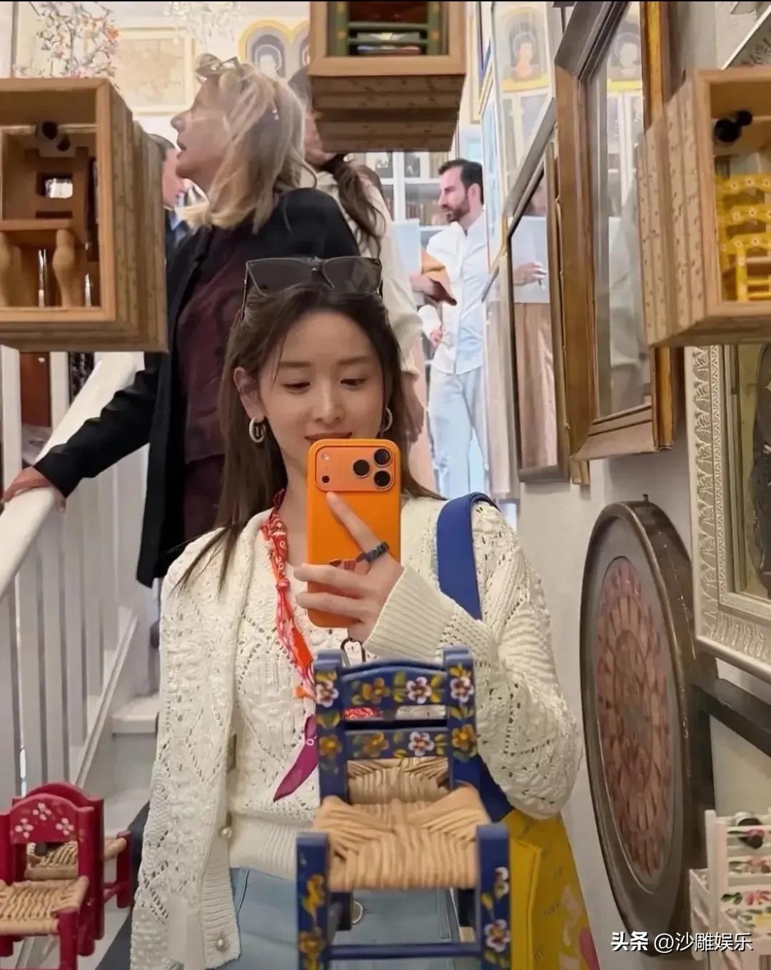 章泽天，低调现身！

3月23日，热搜又被“奶茶妹妹”章泽天给承包了。不过这次，