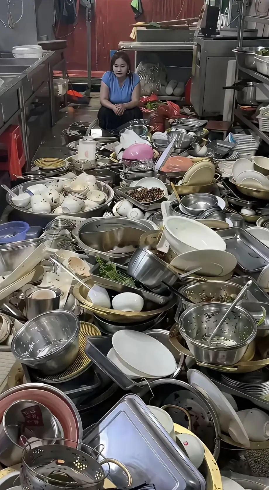 作为餐饮人，看到这个几乎是崩溃的，更崩溃的是店里的洗碗阿姨。 ​​​