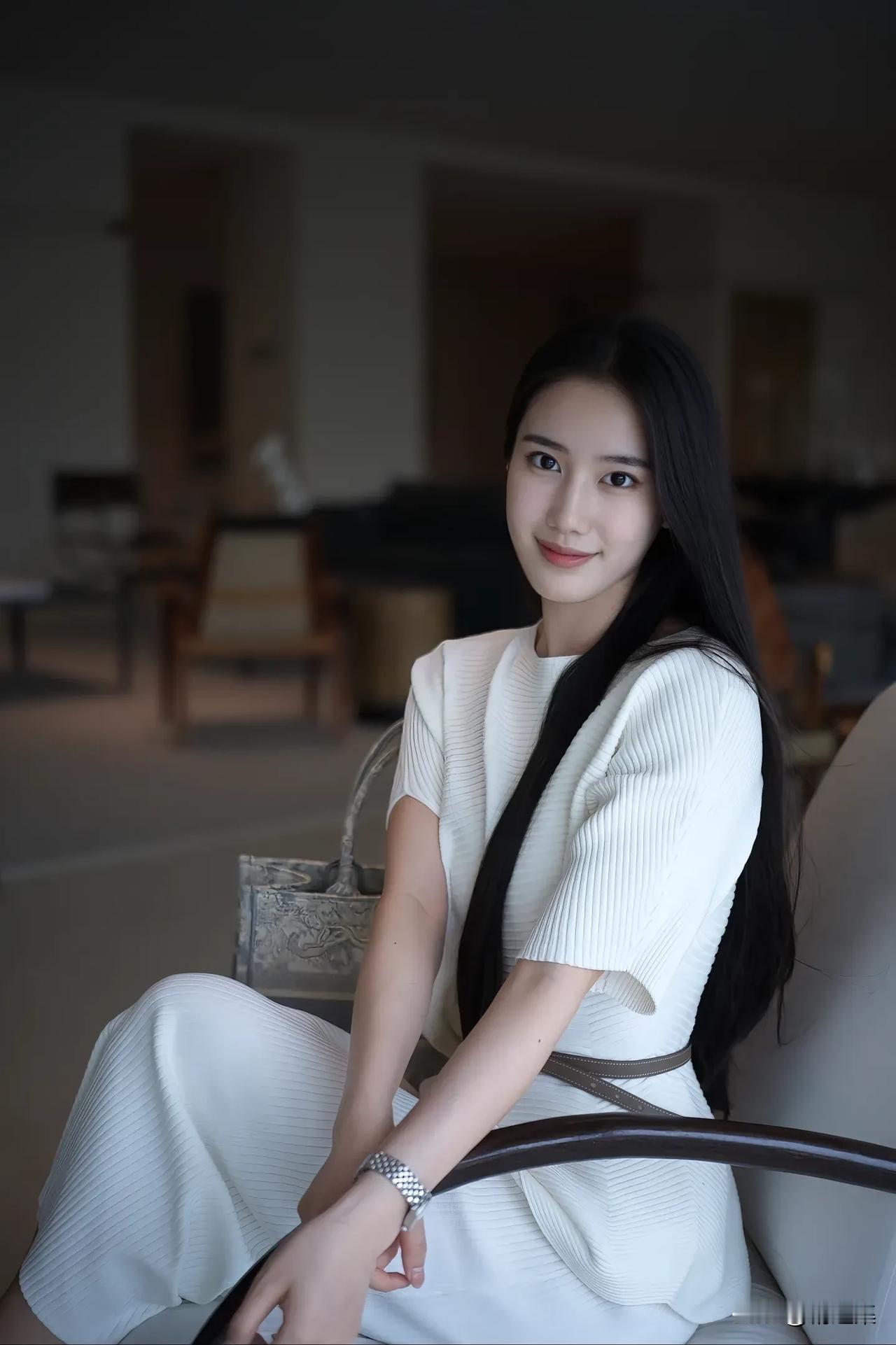 优雅白裙少女，静坐咖啡馆，享受美好时光。