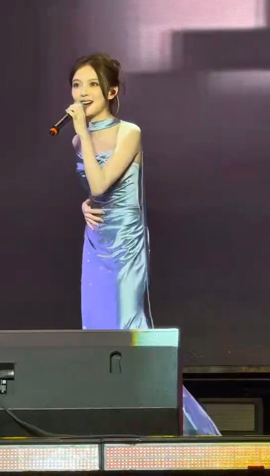汪小敏河北舞台一开口我就没招了汪小敏的嗓音传到河北了 ​汪小敏河北舞台一开口我就