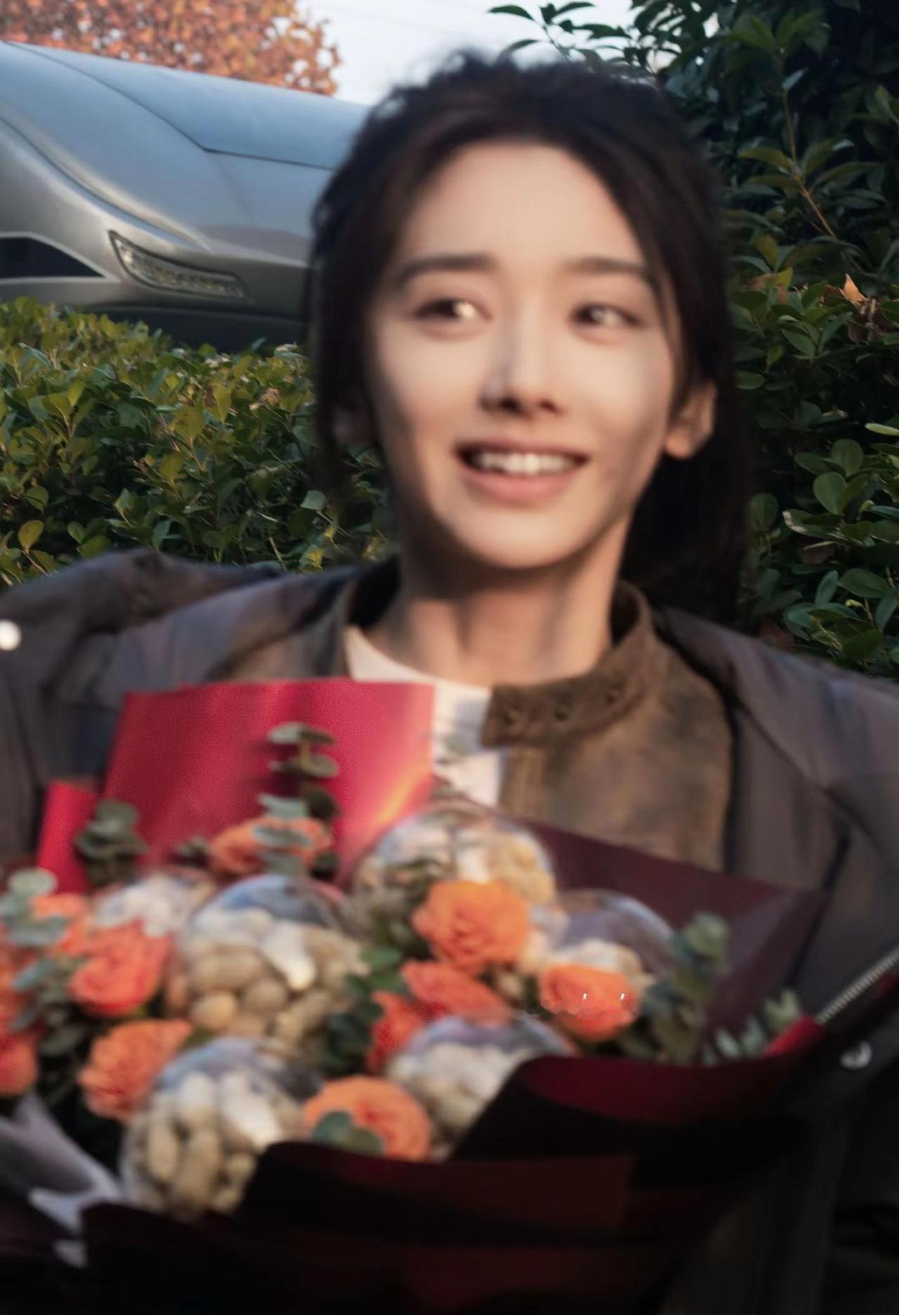 真正的失误不是拍糊了。
而是你端起相机，对准王影璐，却忘了按快门。
因为你只顾着