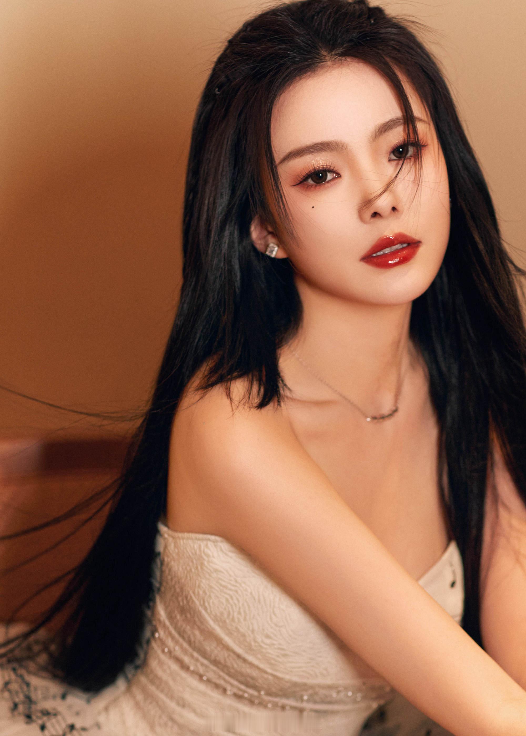 陈卓璇暖光交映照射音符点缀裙摆 