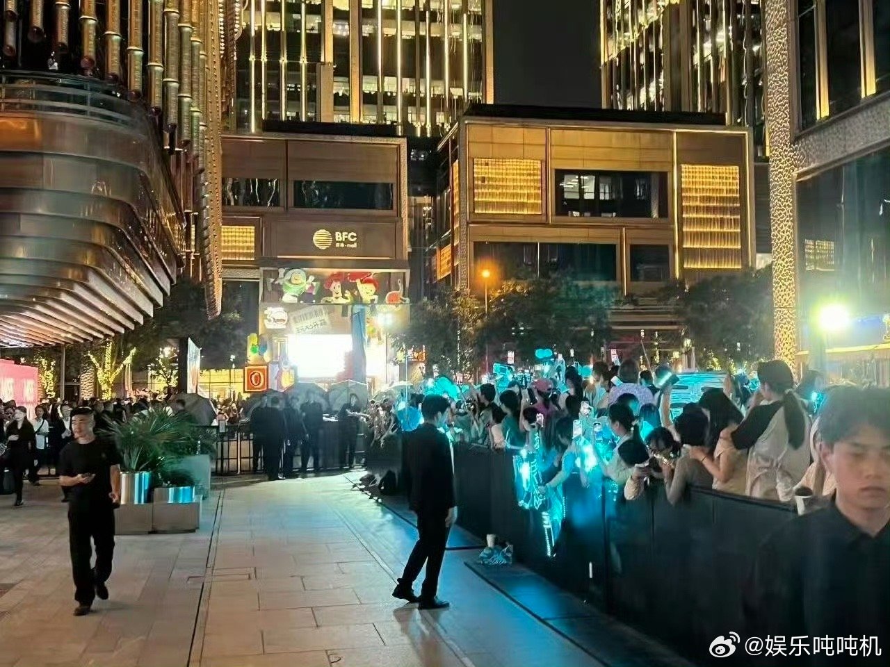 刘雨昕人气太超过了 这次的All White穿搭不仅突出了她的时尚感，也展现了她
