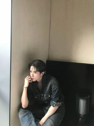 檀健次慵懒贵气感檀健次的贵气从不张扬外露，全套水洗牛仔复古柔和，线下镜头随性自然
