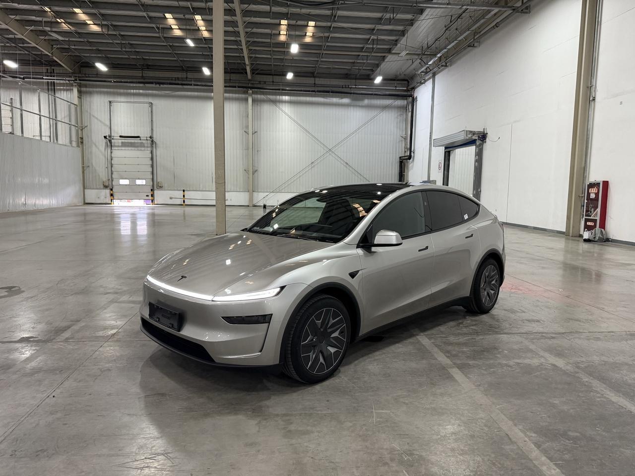 特斯拉Model Y L
前几天刚好去拍了。
一个六座车型，车长不到5米，车重2