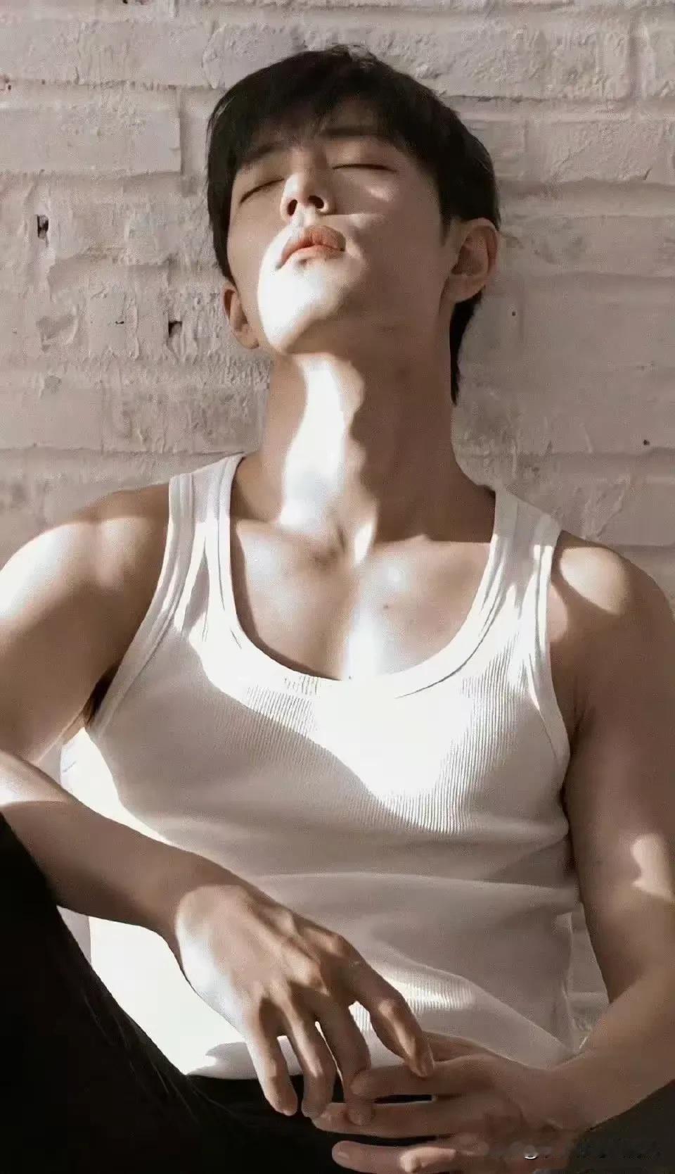 World战来了
下颚线、5A景区、喉结、二头肌、胸肌………我的老天奶啊
血脉偾