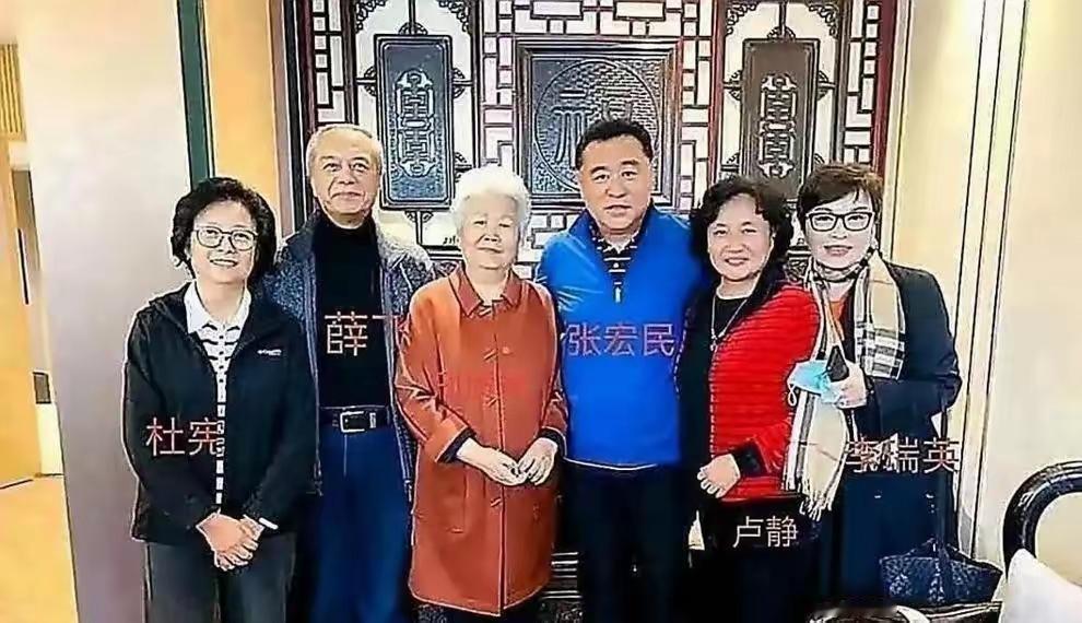 几位主持人虽然退休依然很亲切。
央视新闻联播主持人张宏民,风采依旧,影响着一代人
