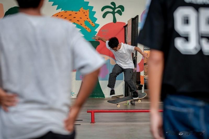 一天晚上下班，我主动跟同事说，想玩一下他带来的滑板。
同事是个初学者，而我更是一