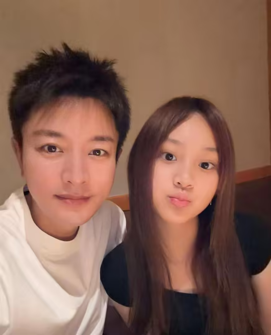 贾乃亮父亲节晒女儿聚餐自拍 父女长相一模一样 陪伴状态肉眼可见 