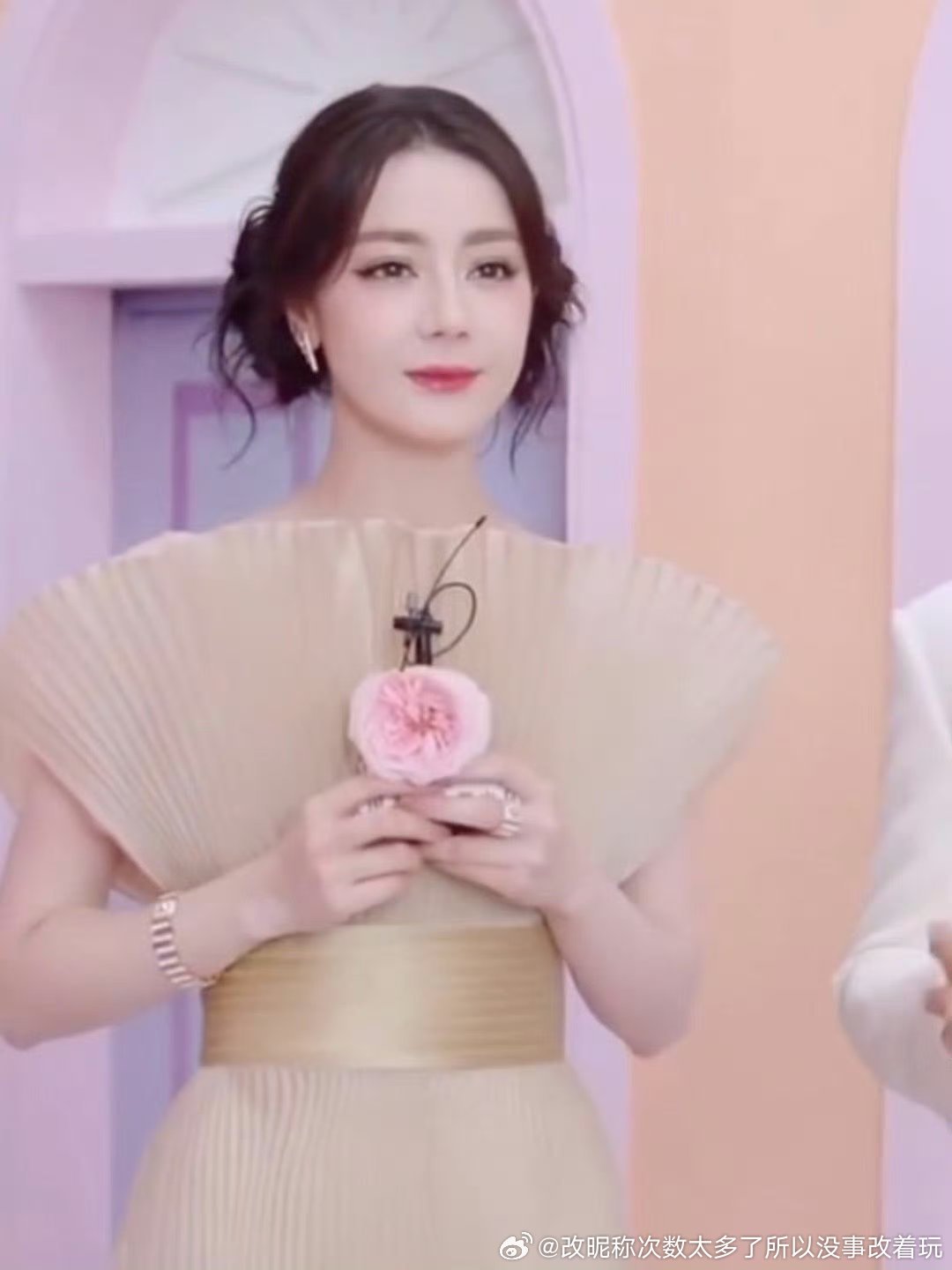 明星是33.4第一次断崖衰老吗就算大滤镜一下年龄感好明显 