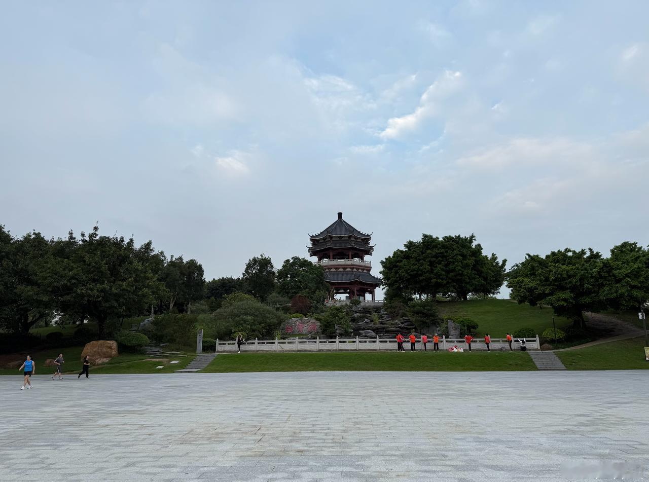 作为省会城市的广州是我最喜欢的城市，没有之一，每次来广州都有一种新鲜的感觉。开放