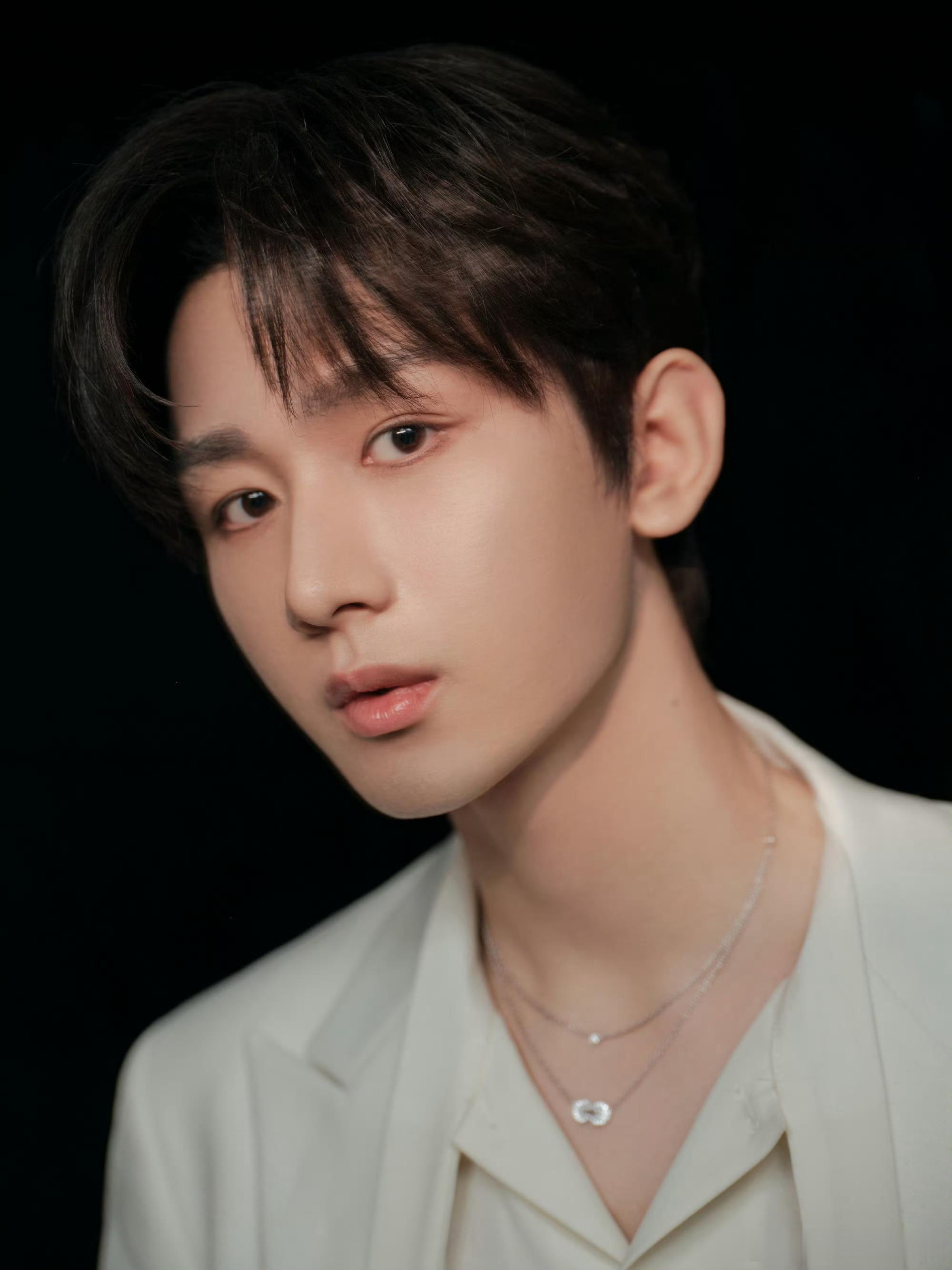 成毅赴山海cy成毅你是我的乍见之欢，你是我的眼神所向，你是我的温柔的归宿，你是我