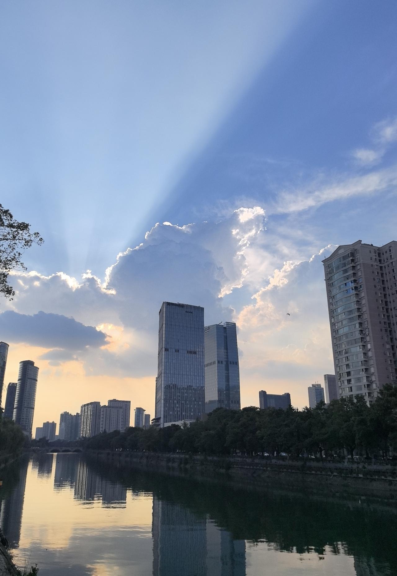 锦江河畔邂逅绝美丁达尔光！
​
傍晚，天空透亮，巨云横空，漫步锦江河畔，邂逅一束
