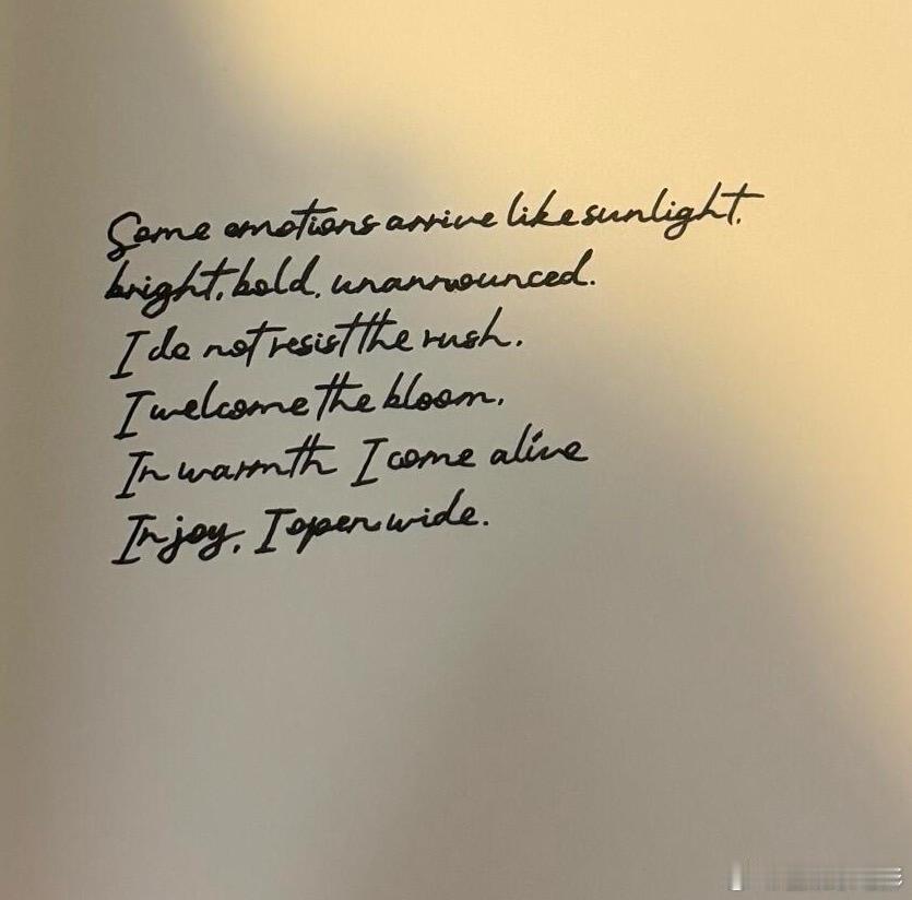 檀健次手写英文 檀健次欧珑笔记本里的英文是自己手写的哎啊，真的好用心了，写的字好