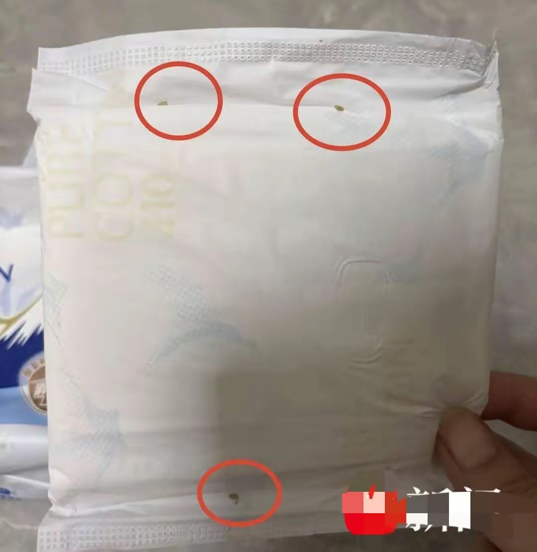 女子买淘淘氧棉卫生巾发现多只死虫消毒级卫生巾拆出虫卵虫体！消费者维权遭品牌压流量