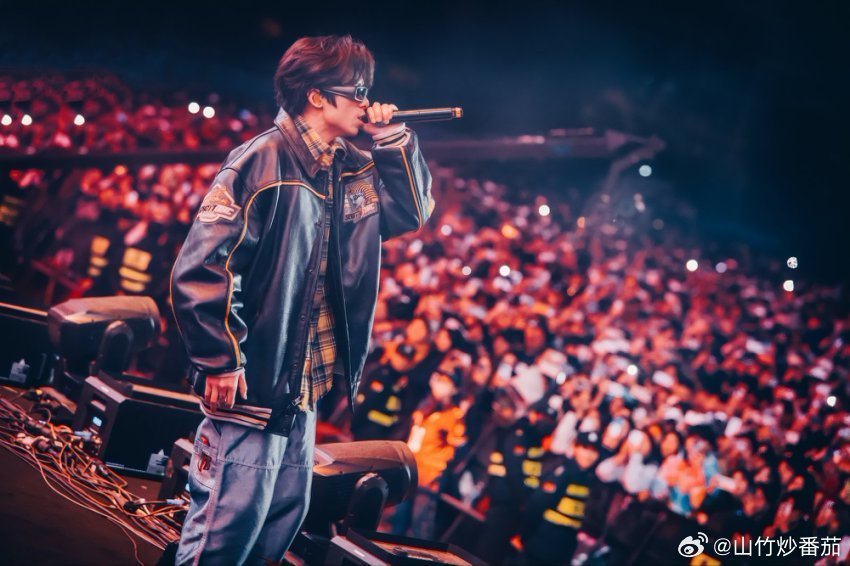 法老把巡演开出了科幻电影的气势谁懂法老验演唱会真的嘎嘎出片啊，感觉看了一场科幻电