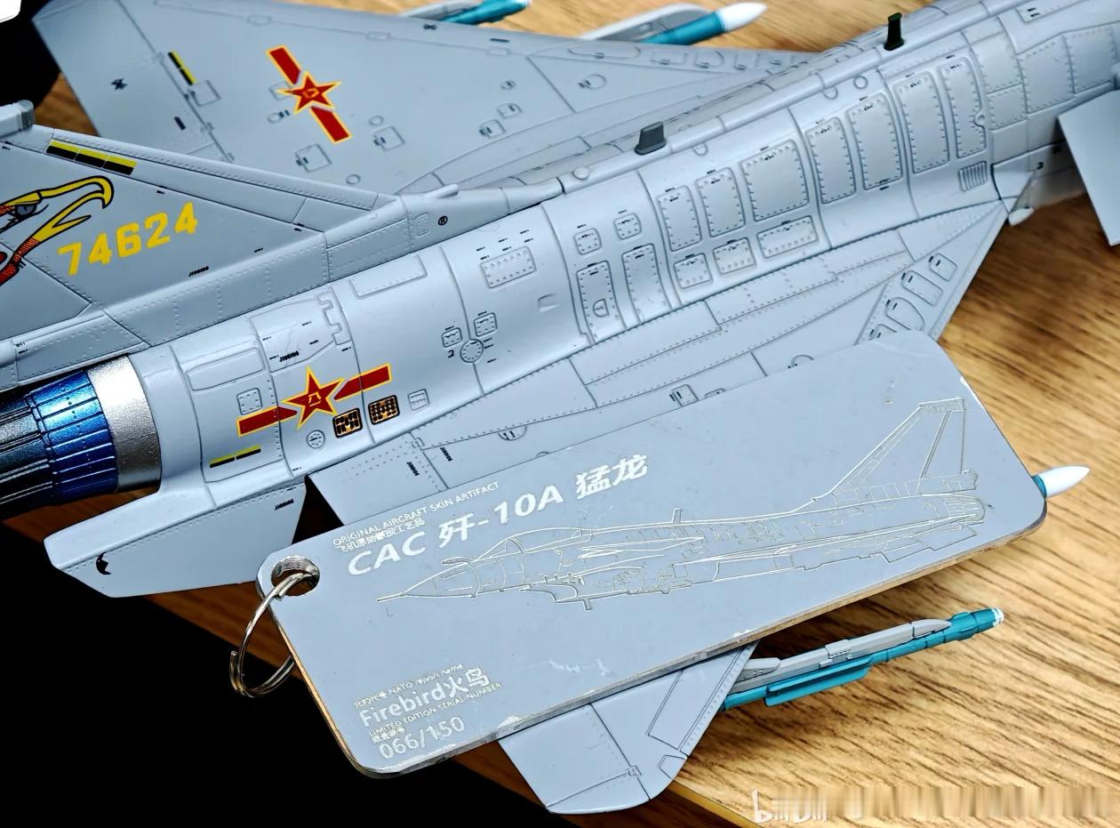 铁流1/72合金成品歼–10C样品与歼–10A真机蒙皮颜色对比。(10A和10C