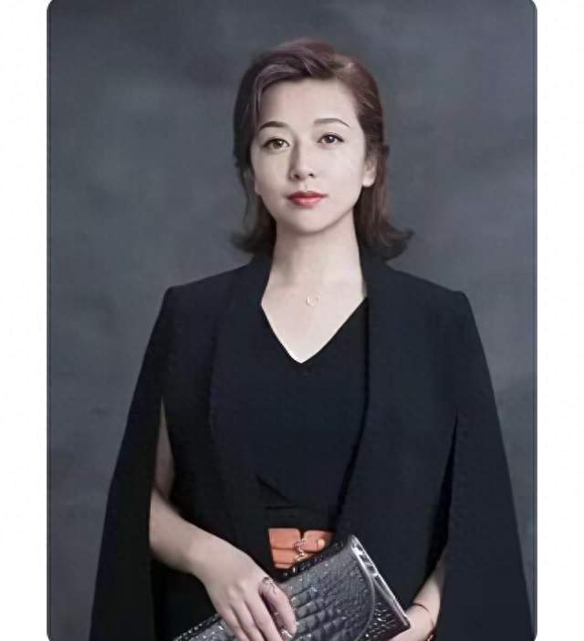 江珊和高曙光离婚后，在剧组遇见了小9岁的靳东