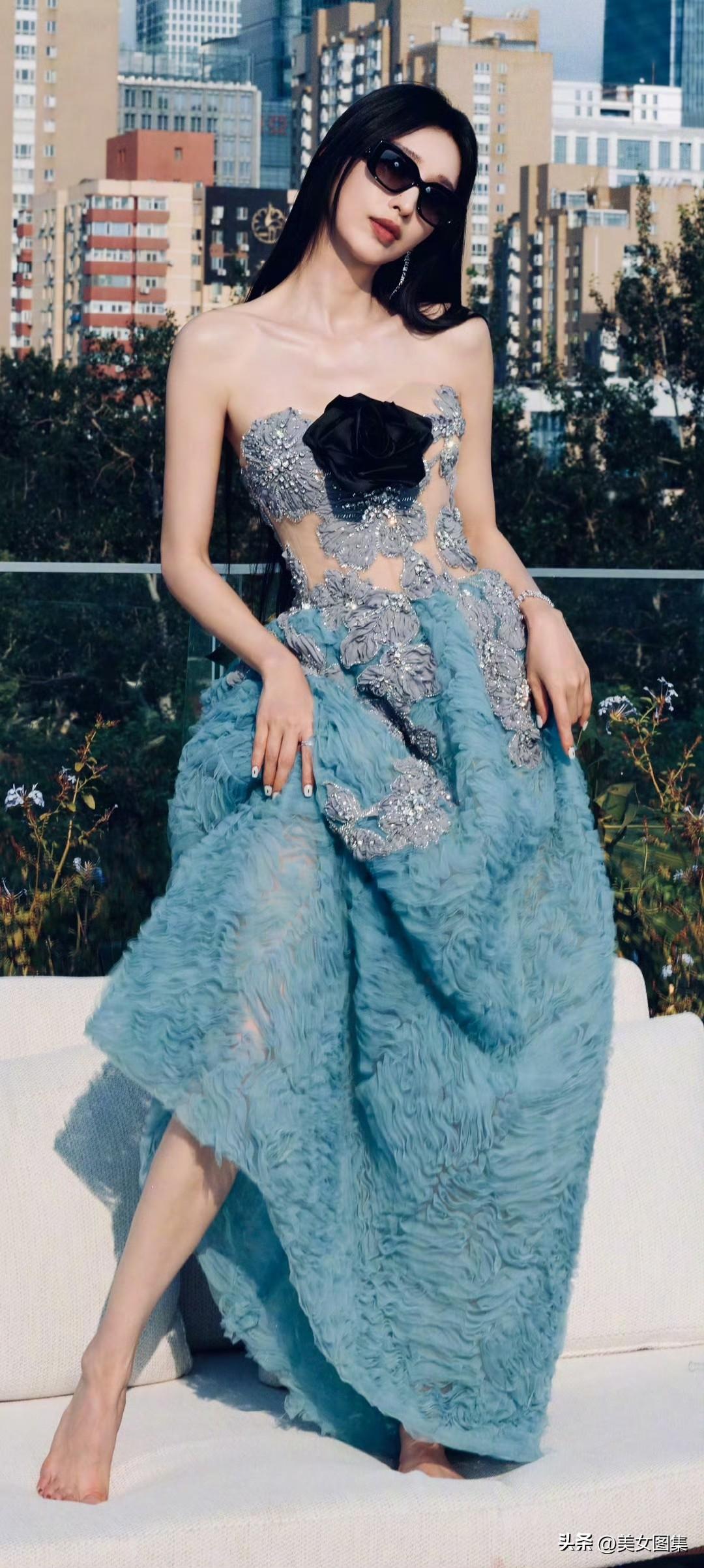 张俪这组天台写真直接美到失语！冰蓝色抹胸礼服太有氛围感了✨
 银线刺绣勾勒出精致