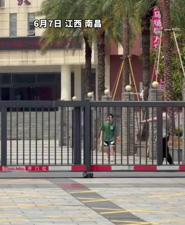 今天江西南昌高考语文刚结束，第一个走出考场的小伙一脸淡定，表情特别轻松，面对镜头
