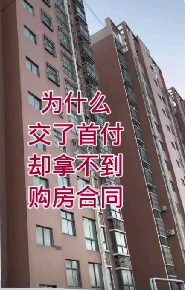 张阿妹心里的期待落了空！前几天去小区遛弯，看到邻居宋莹家刚搬进去的三室一厅，房产