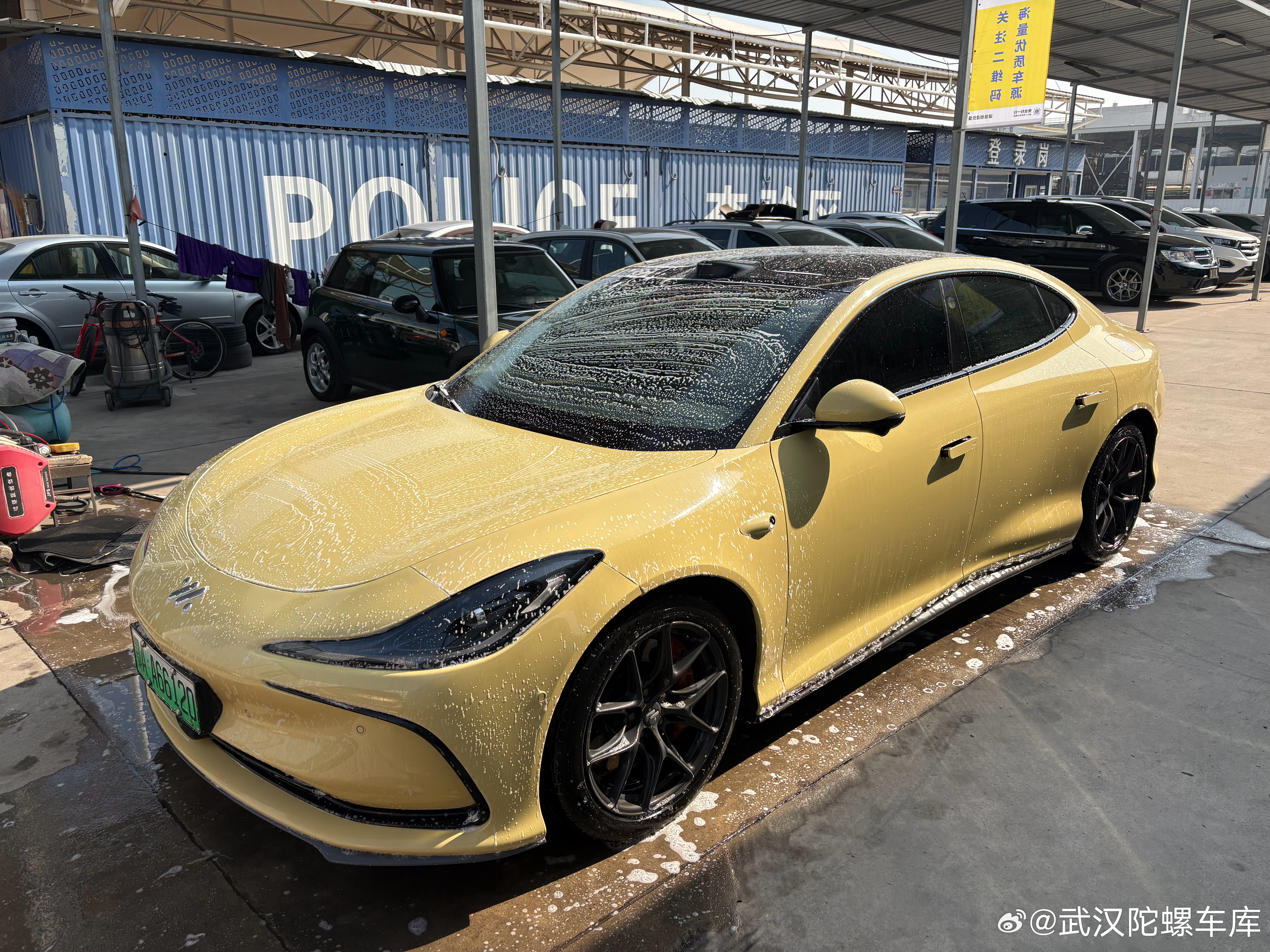 好大哥去年买的智己国产新势力电车是真便宜带上报废补贴19万多就能落地还带激光雷达