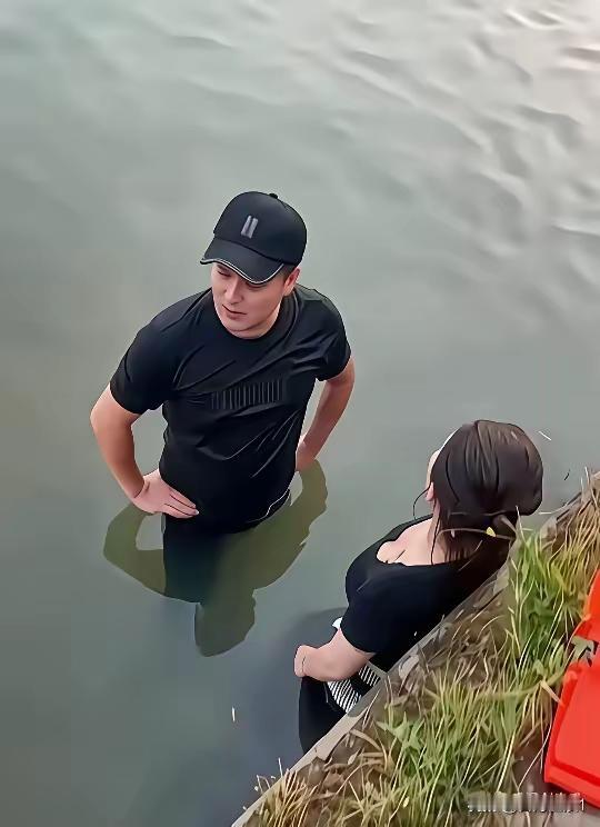 “救”就得“娶”？
一个条件，既然救我，就得娶我，不然继续去死？哈哈哈，这不是强