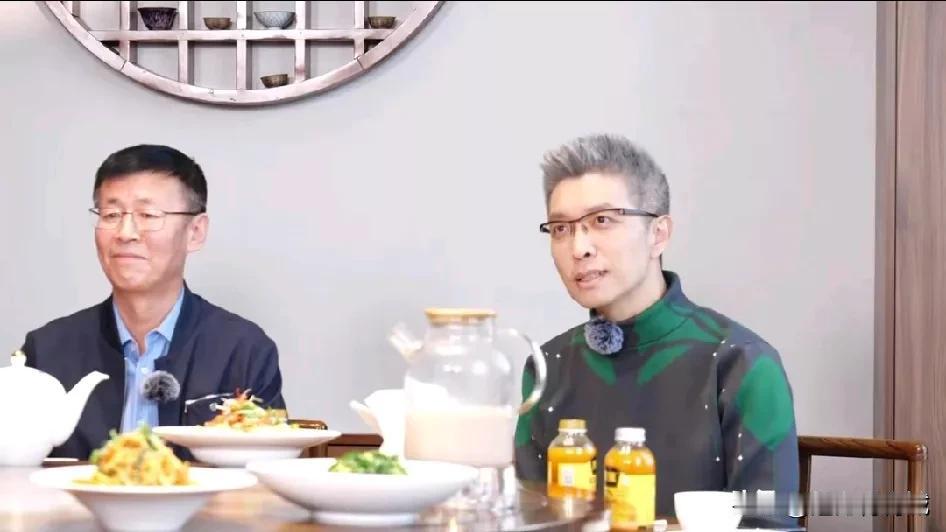 朱广权，
现年46岁
吉林省松原人
央视著名主持人！
呼和浩特首届稍麦节特邀嘉宾