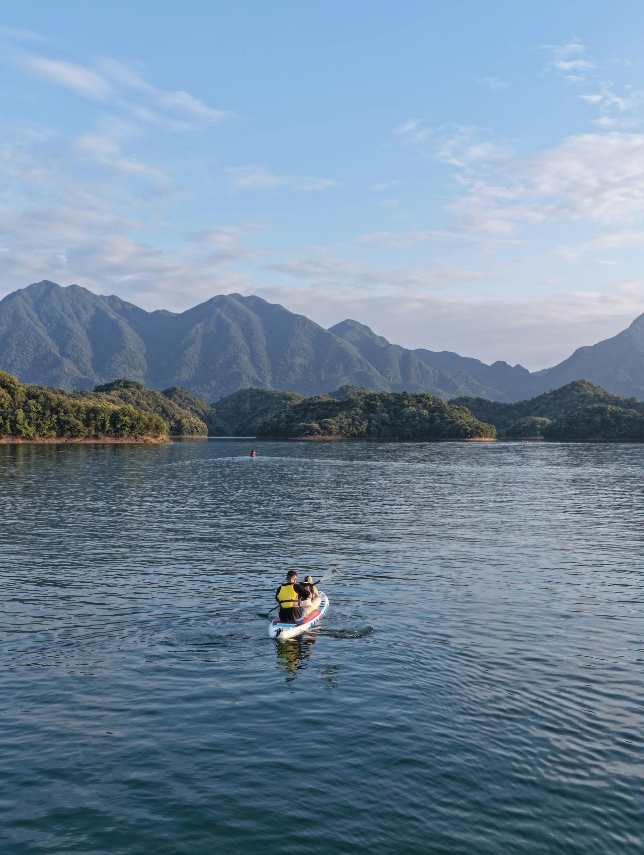 🍂山野间｜泛舟
带上桨板过夏天 看山看水看风景