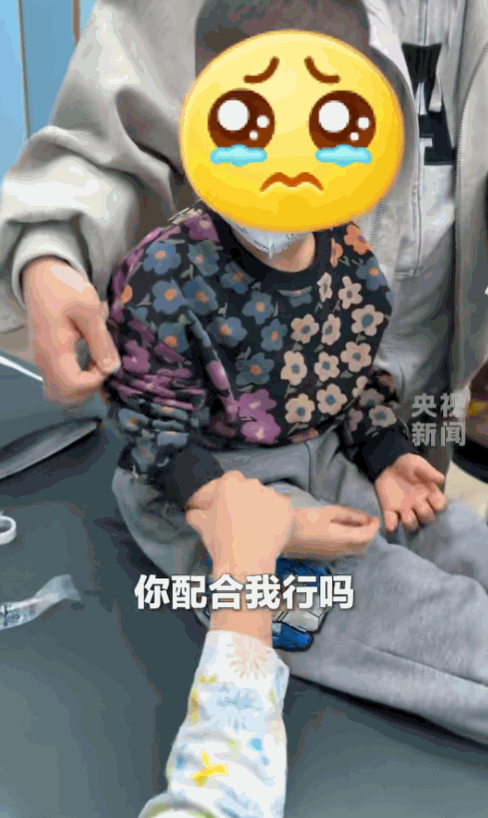“儿科护士火到央视了！”近日，辽宁沈阳，一儿科护士面对怕扎针的宝宝，她先开始和宝