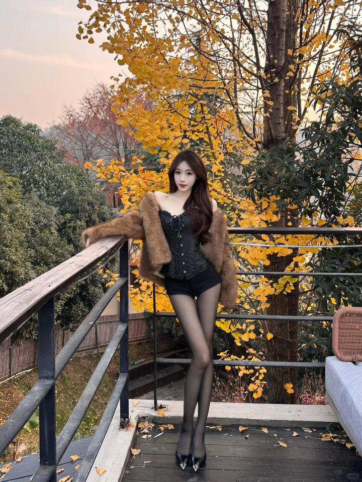 秋日暖阳下的时尚穿搭，尽显优雅与魅力。穿搭 如何穿搭出满满高级感?