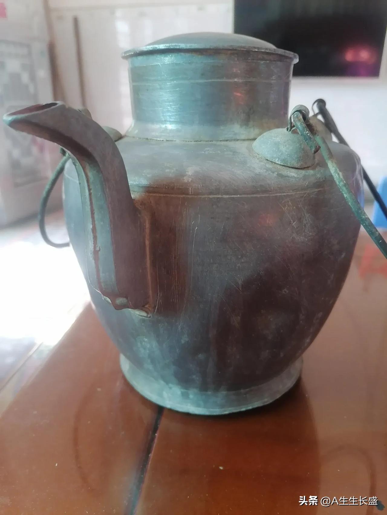 谁知道这是什么吗？很多人应该没见过这东西了，这是旧时代的产物，它叫酒壶，一般用锡