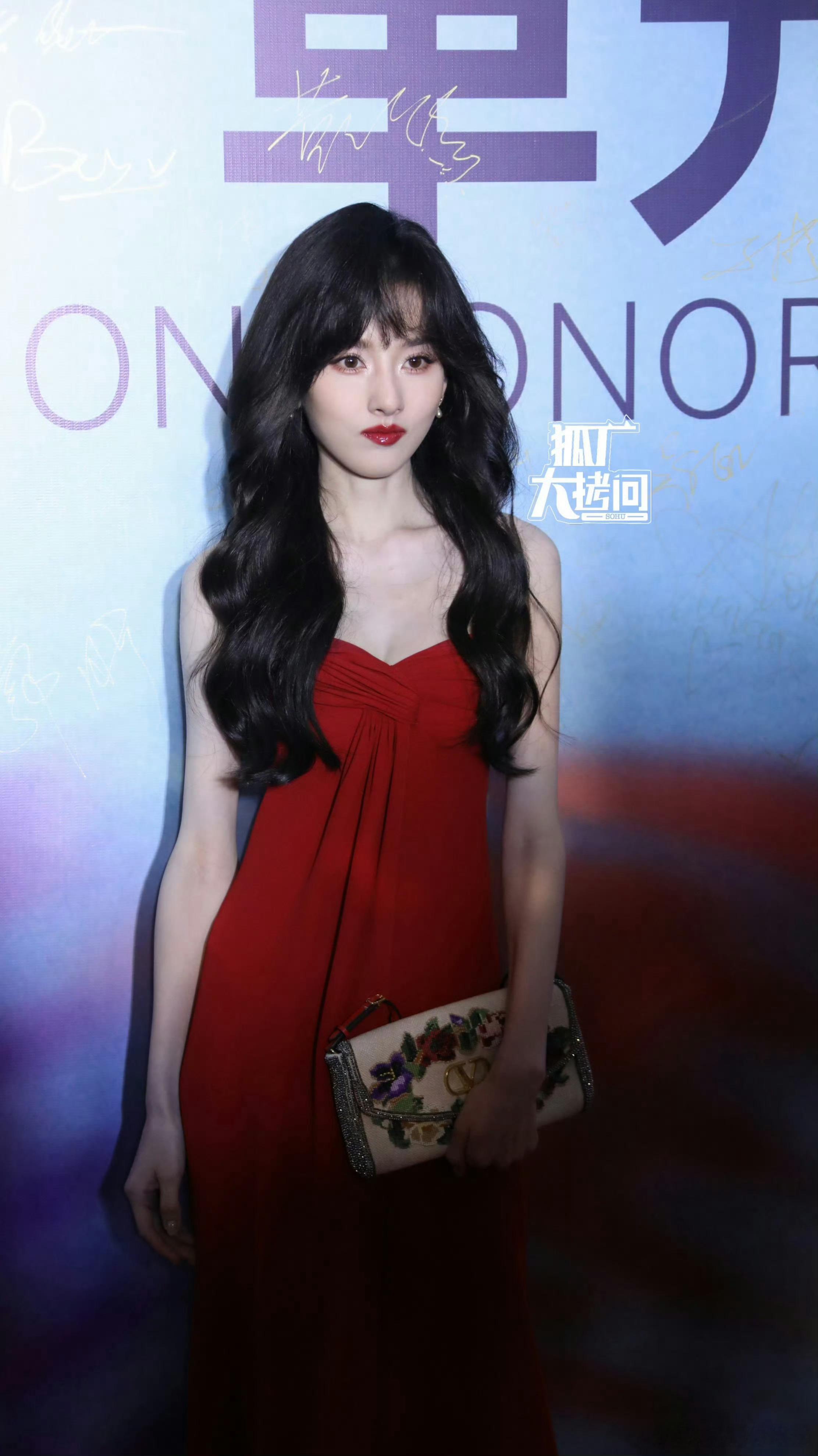 宋祖儿 贝微微💋惊艳氛围感封神！宋祖儿一身红裙优雅大方，大波浪卷发温柔妩媚，颜