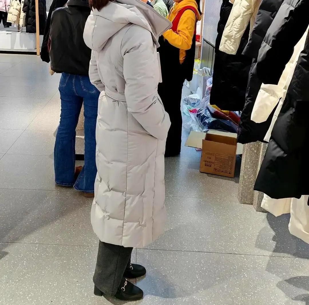 1800块羽绒服吃灰两年
 
买的时候脑子一热，想着回老家显摆。结果疫情一来，南