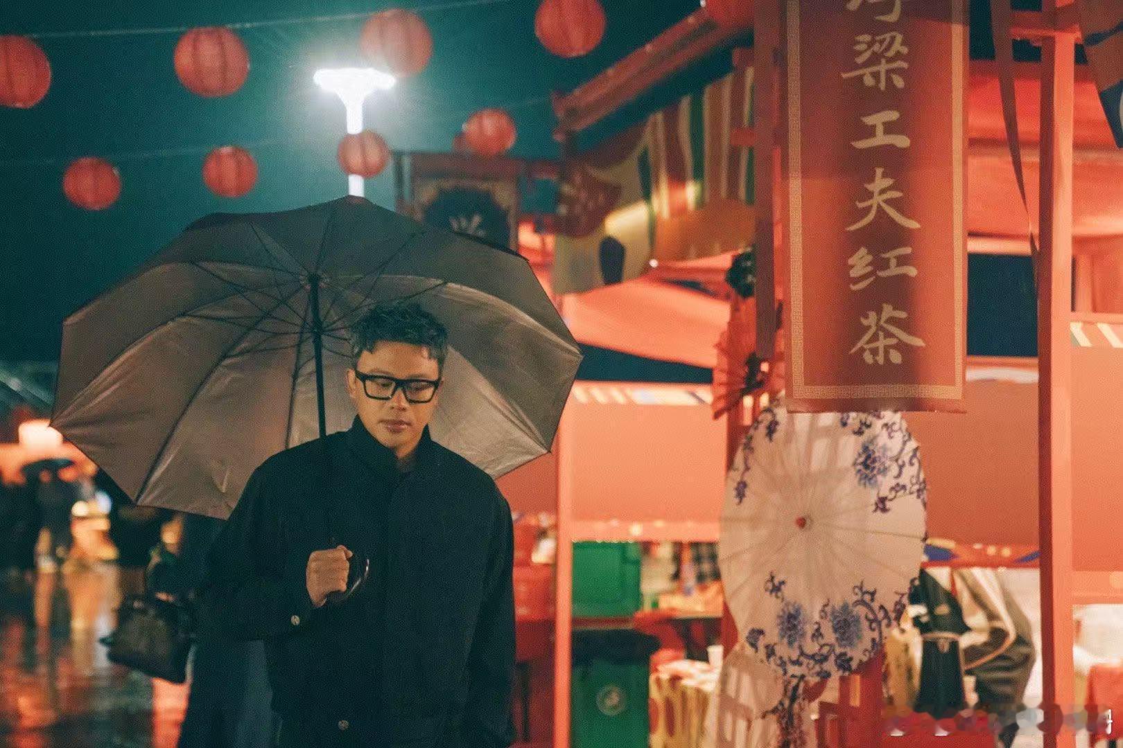 金润吉大雨开唱东北超谁也没料到开唱时下起瓢泼大雨，旁人都建议暂缓演出，金润吉直接