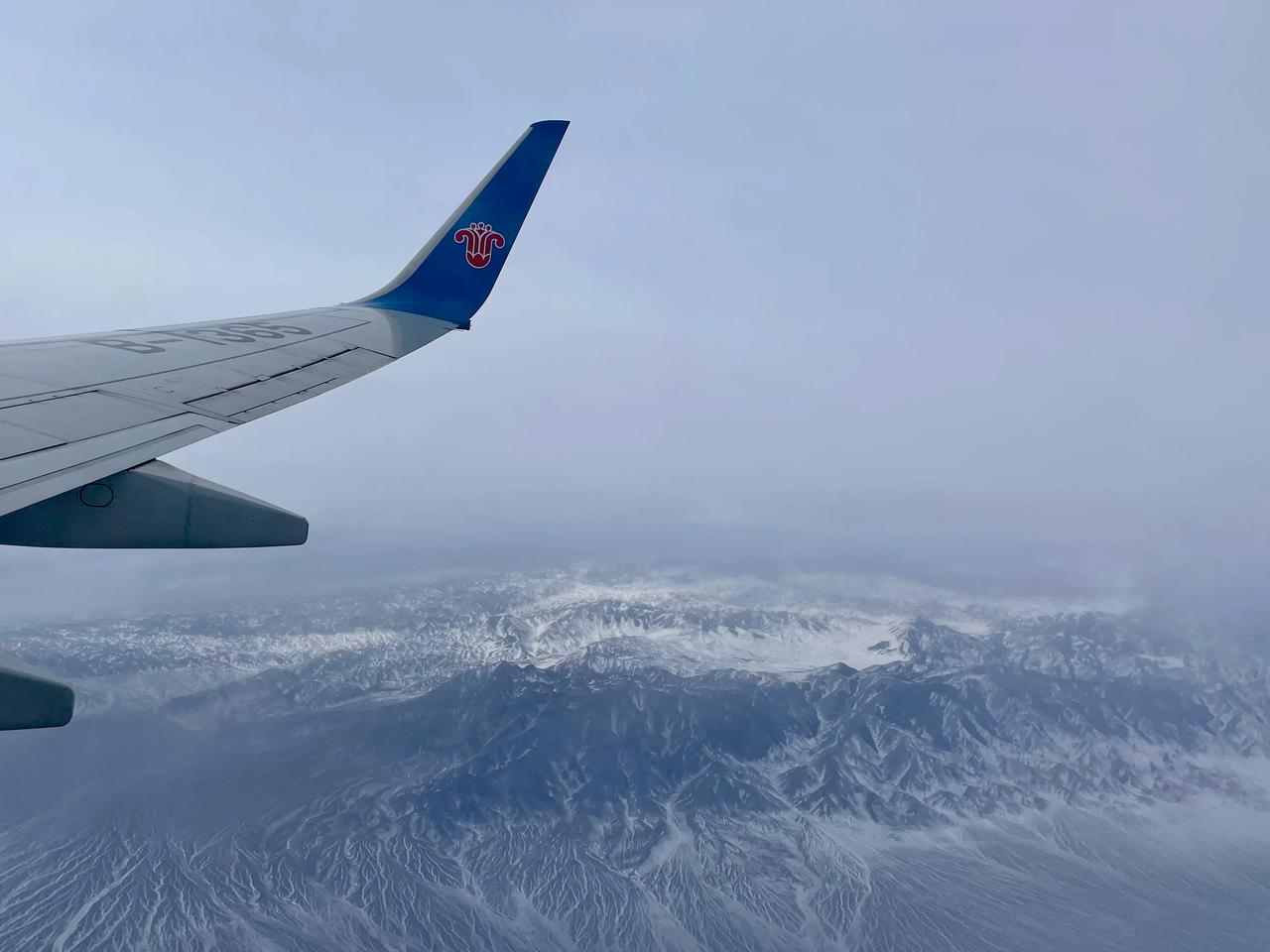 离疆航班坐右侧可看天山
定了南航的印度餐是咖喱鸡
路过了已经结冰了的青海湖
#新