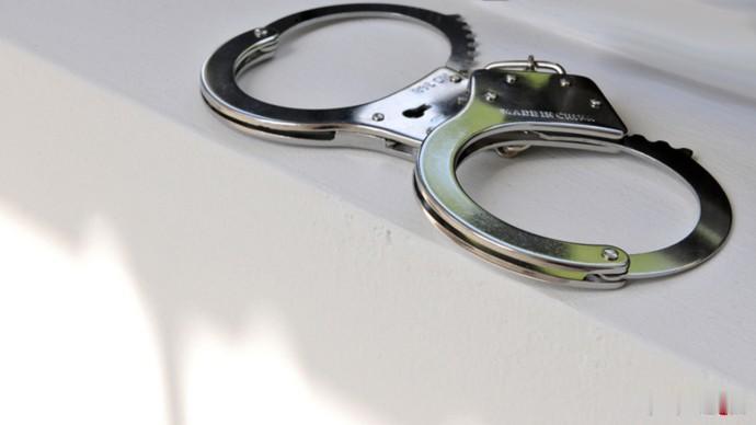 三名驻日美军士兵，在东京和冲绳偷东西。
两个驻扎在山口县的士兵，圣诞节前夜跑到东