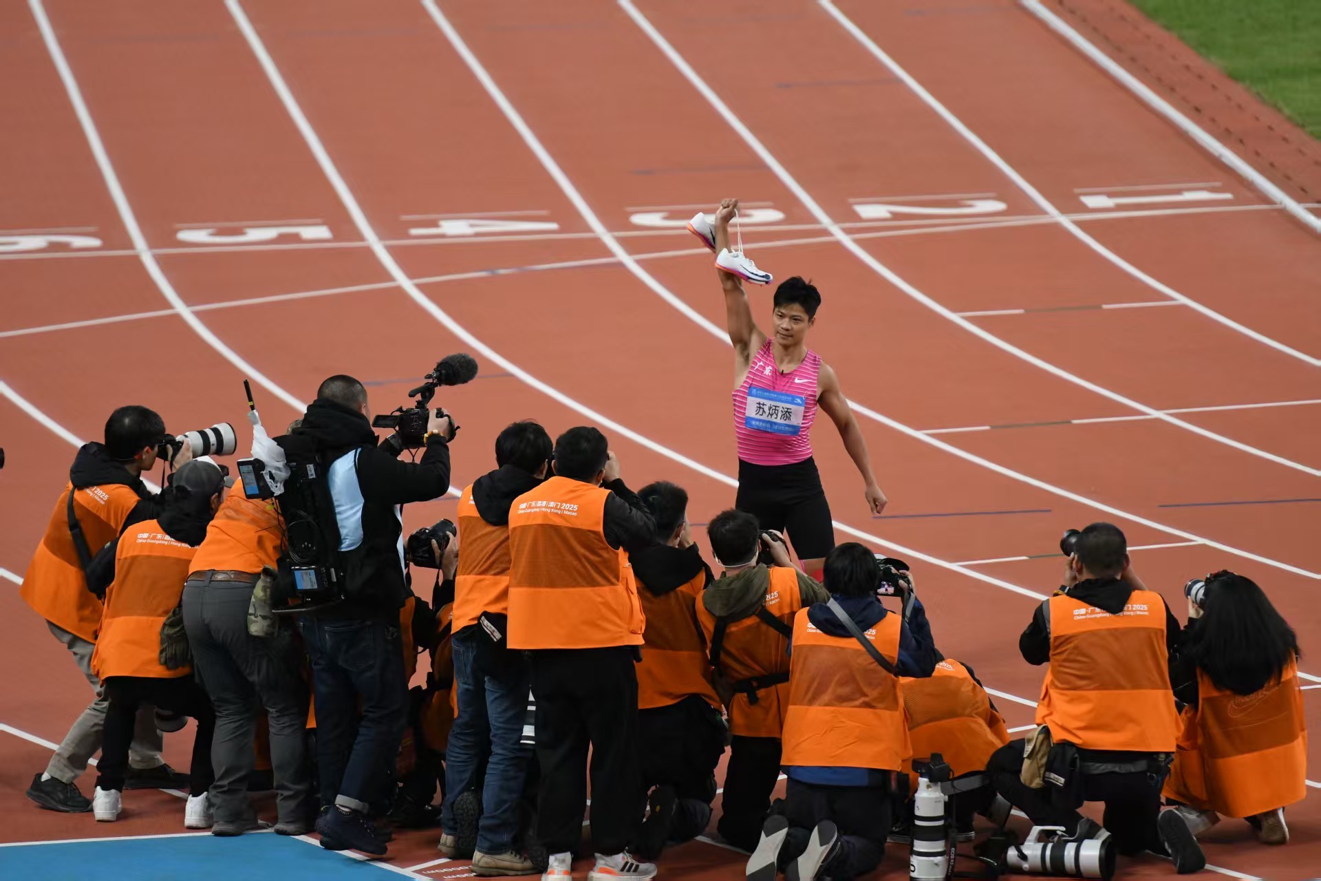 苏炳添在谢幕战结束后举起战靴向全场致意宣告挂靴，传奇落幕热泪盈眶，这一幕成为永恒