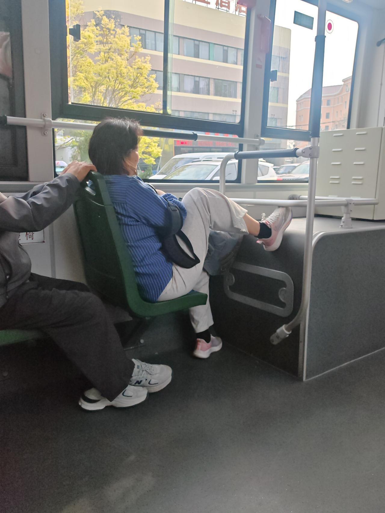 如此坐姿，舒服，高雅？