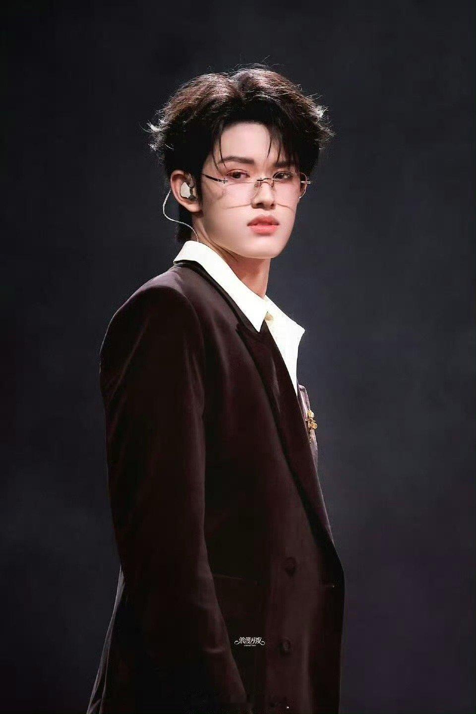 张极转音转强混转头声 张极的英文情歌堪称“听觉盛宴”！转音处理得行云流水，强混扎