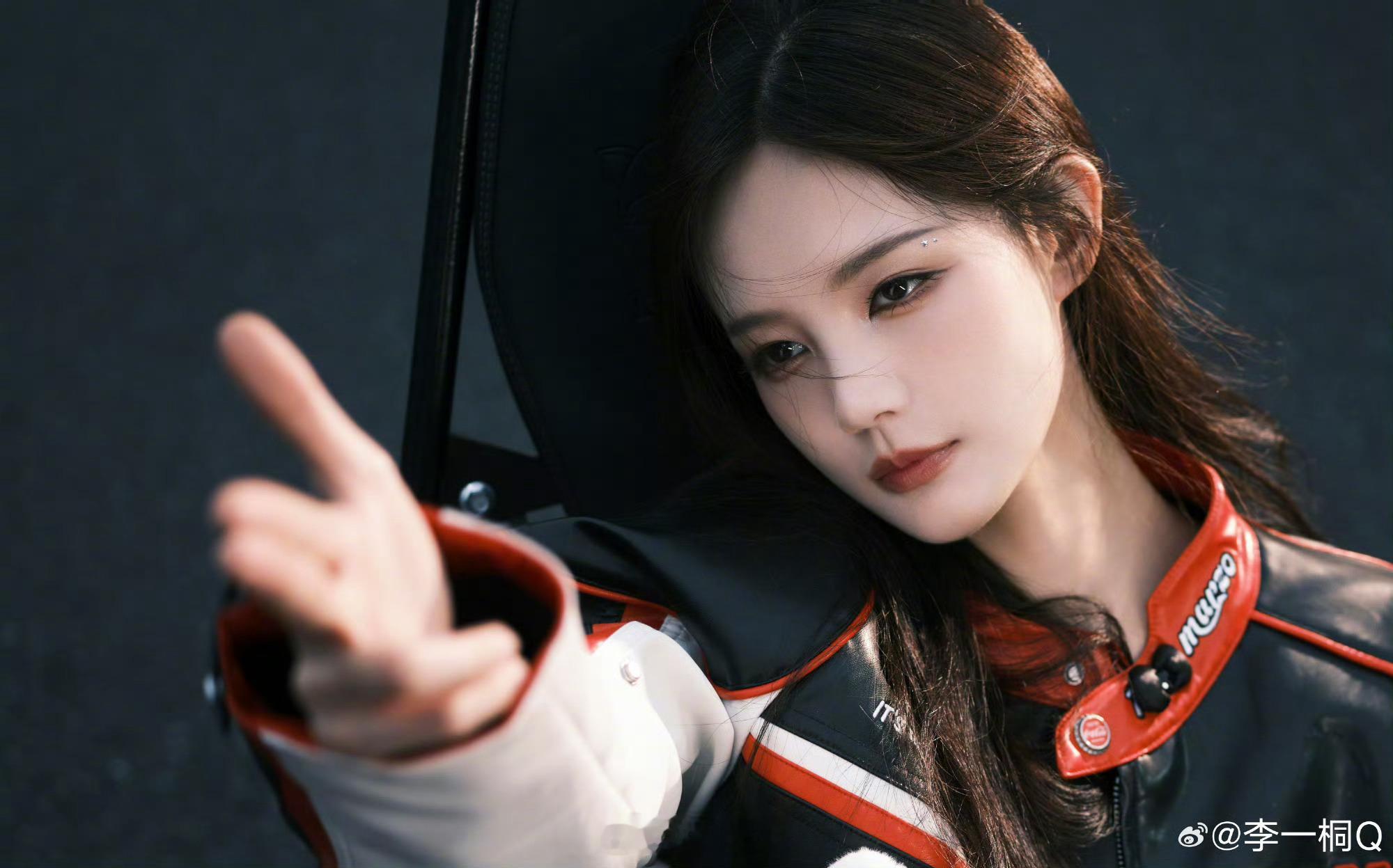 李一桐一条plog告别七月今日份的李一桐是老公姐的既视感呐！李一桐九宫格机车照，