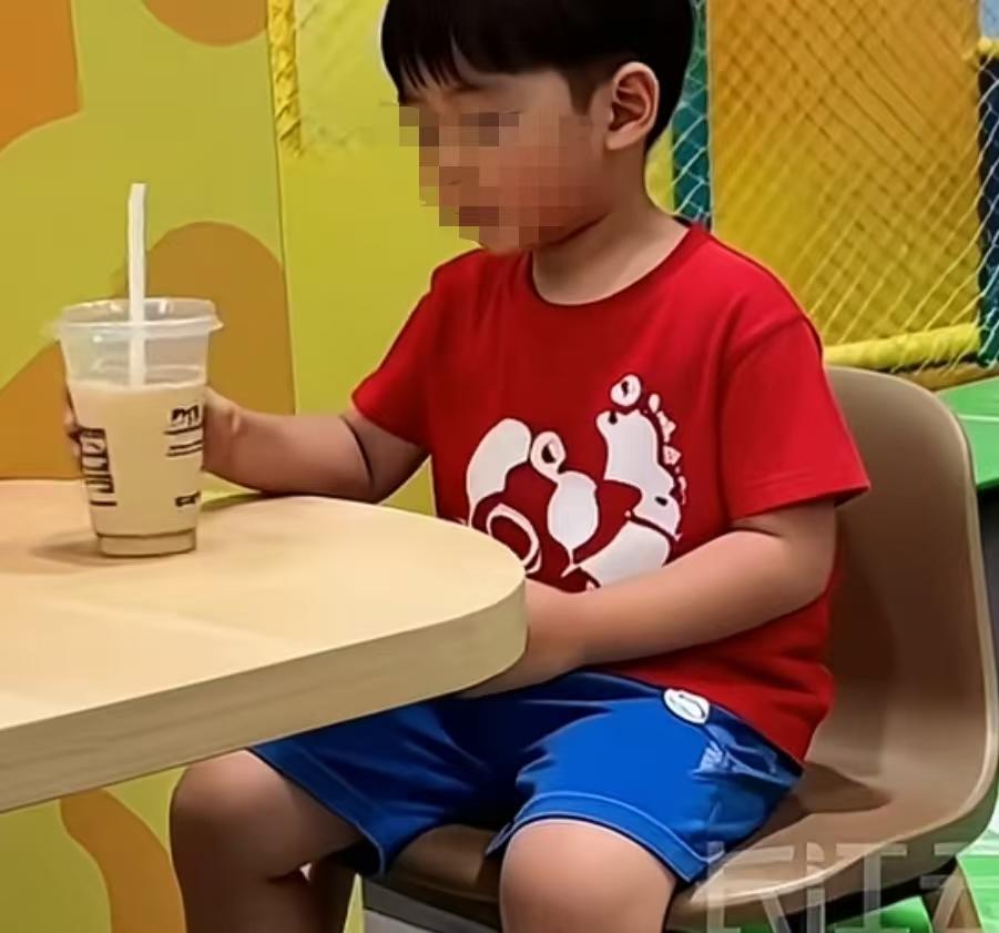 浙江台州一3岁男童边喝古茗奶茶边玩蹦床，被珍珠奶茶噎住窒息死亡。孩子父亲李先生称