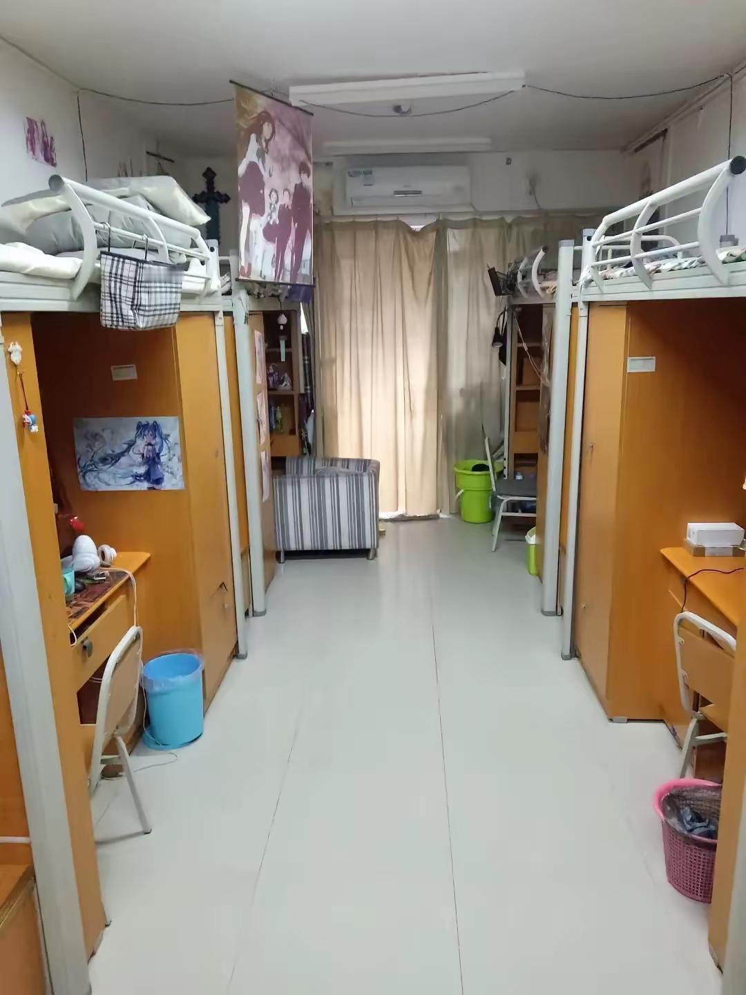 大学开学第一天，贫困生室友就坦诚了家境。让大家聚餐别叫他，旧衣服也可以给他。
