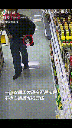 “不发财都难！”重庆一农民工大哥来到一超市转了一圈后，什么也没买就走了，谁知，次