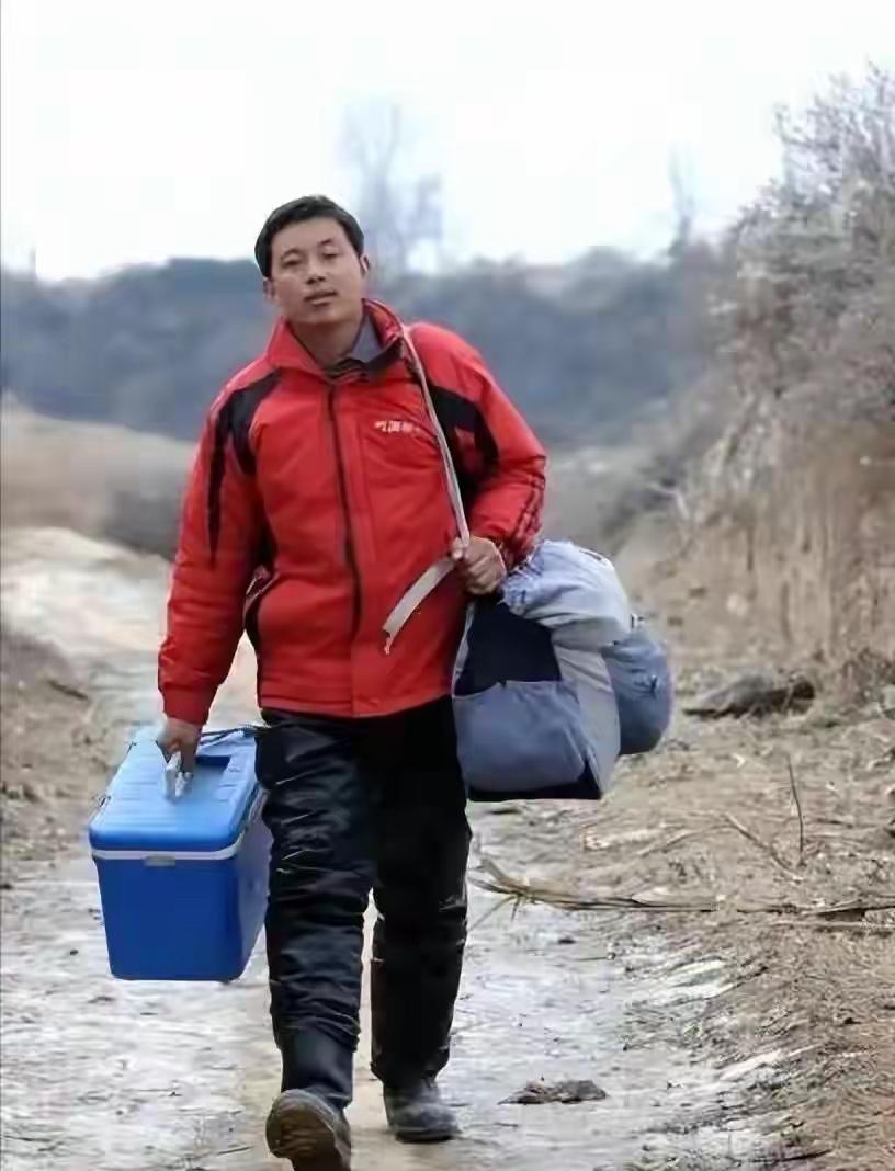 小伙靠村民凑3025元上大学，毕业25年都没还清，名声却响彻世界

这个被全村人