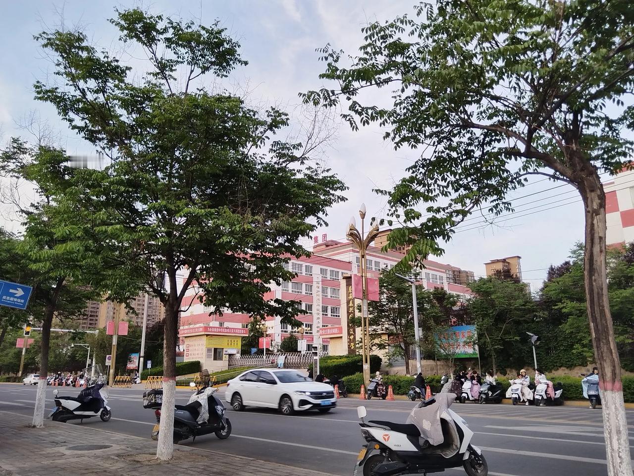 在等待孩子放学的家长
       这里是甘肃秦安城区三所初中之一的秦安县兴国初