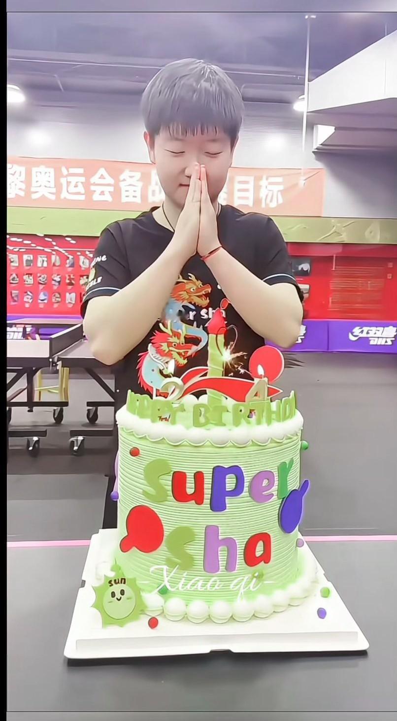 马上要迎来你的25岁生日啦！期待 新的一岁也要天天开心哦，祝孙颖莎生日快乐，永远