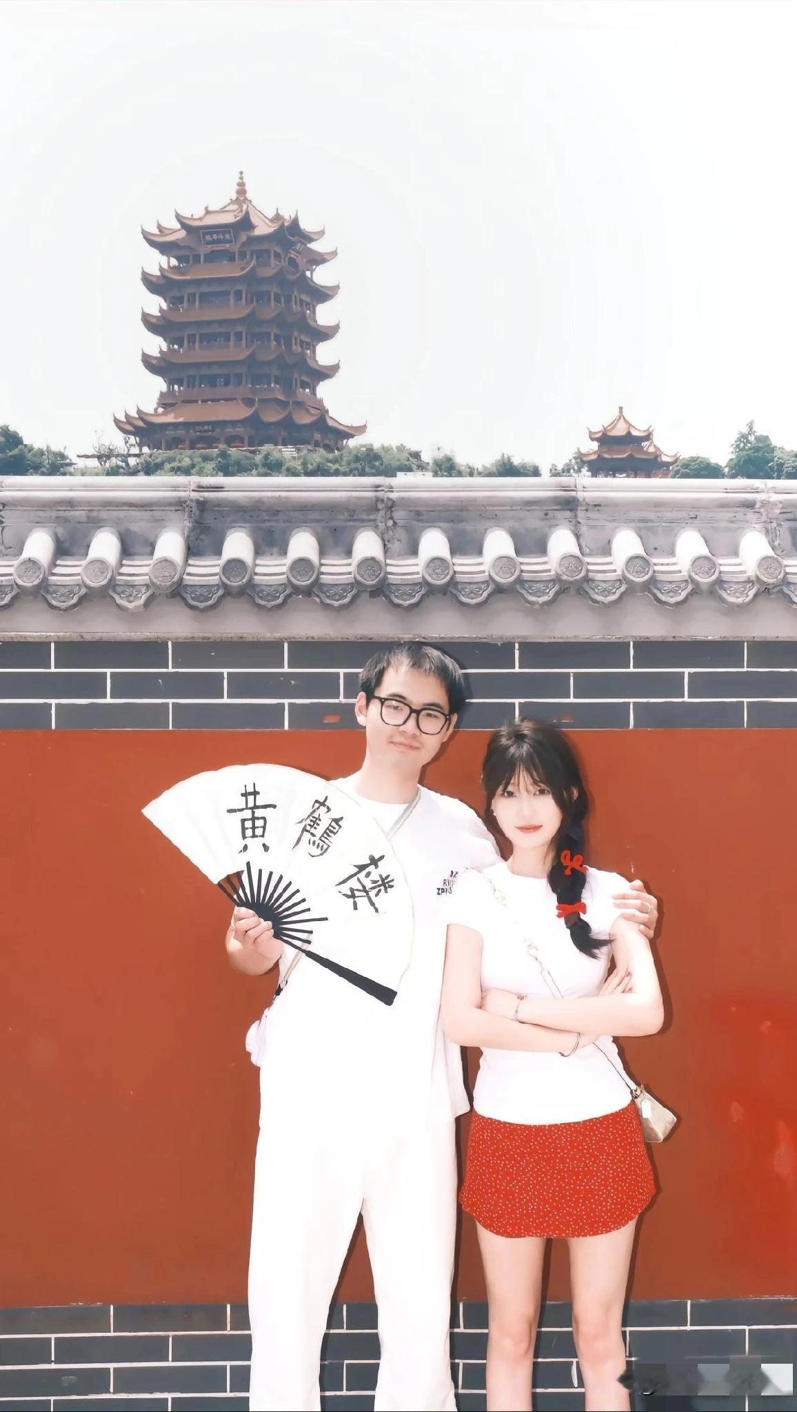 佳人相伴共登楼，红墙翠瓦映眼眸。