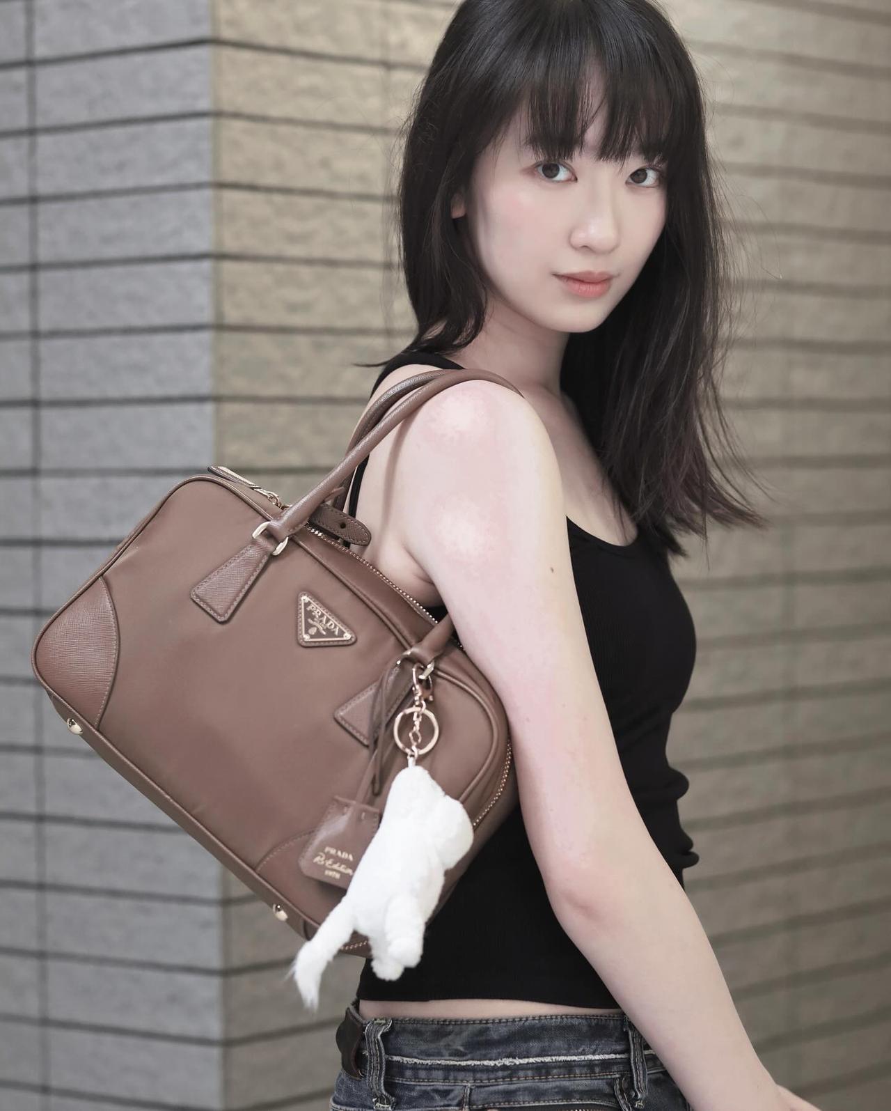 她是香港著名女星龚慈恩的女儿，名字叫林恺铃，今年都已经24岁，感觉她长得比妈妈年