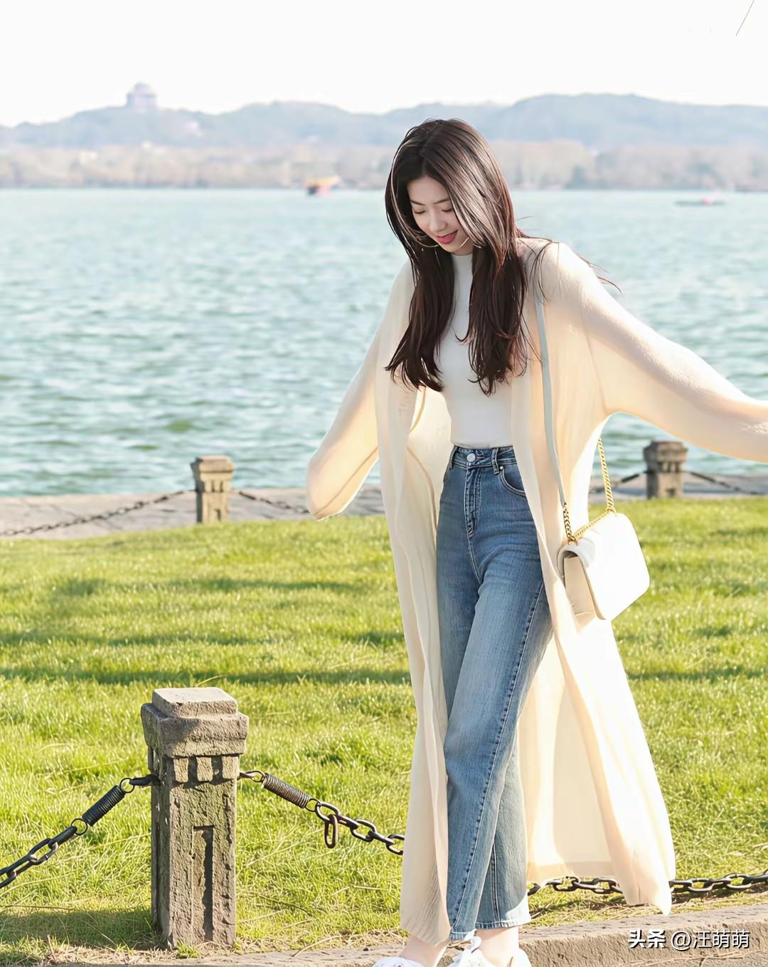 周末阳光明媚，
没事去湖边吹吹风，
湖畔漫步，轻纱飘逸，
自然与时尚的完美融合。